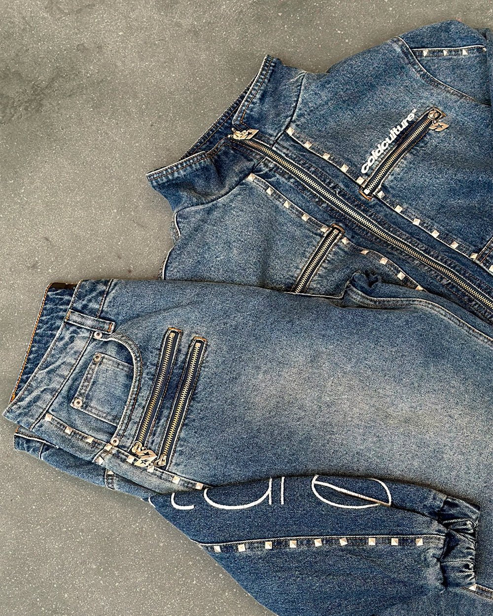 2010 DENIM PANTS BLUE DENIM - blue washed baggy jeans, detail close-up - Cold Culture