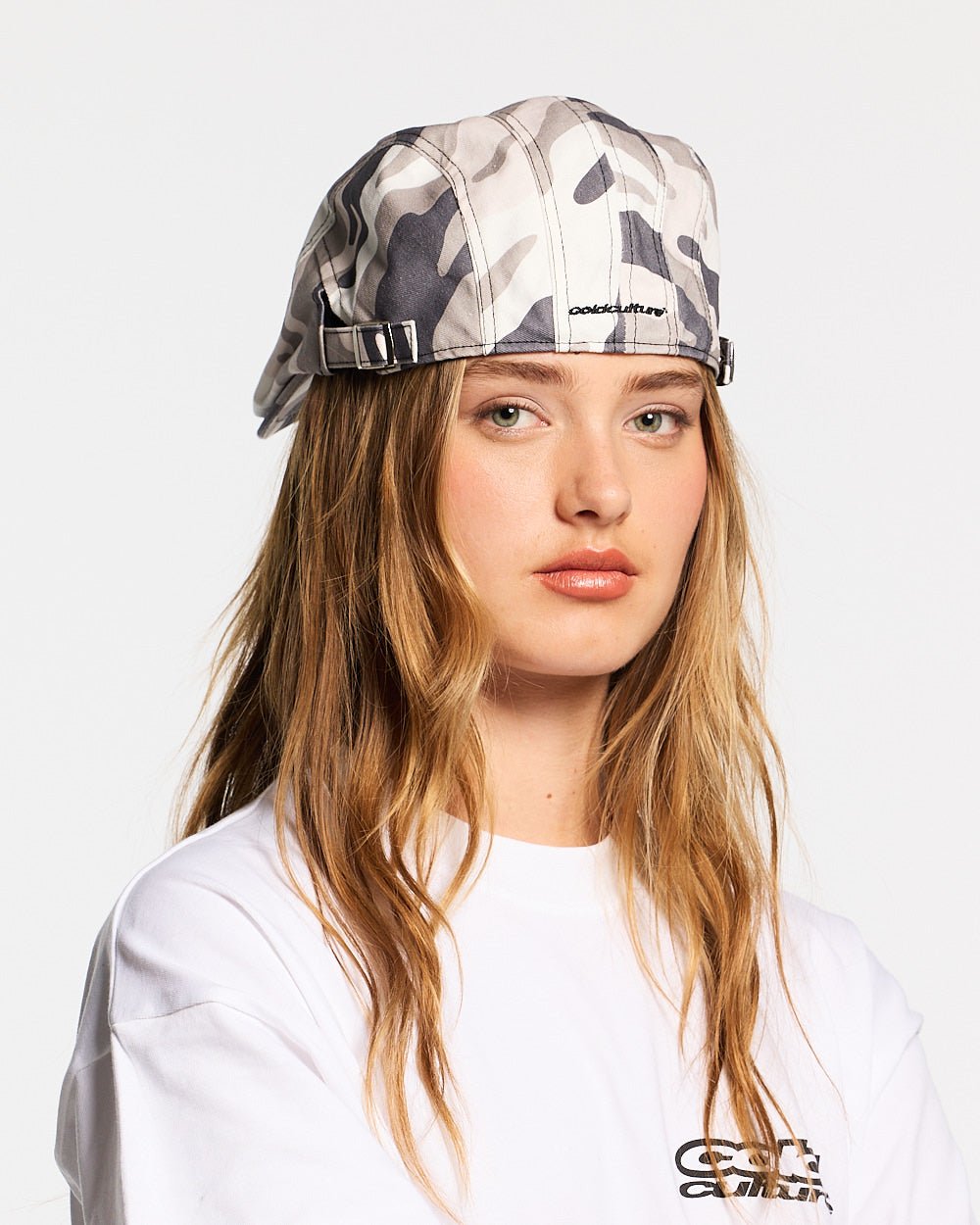 BONET CAMO - grey camo flat cap, on model close-up - Cold Culture #woman
