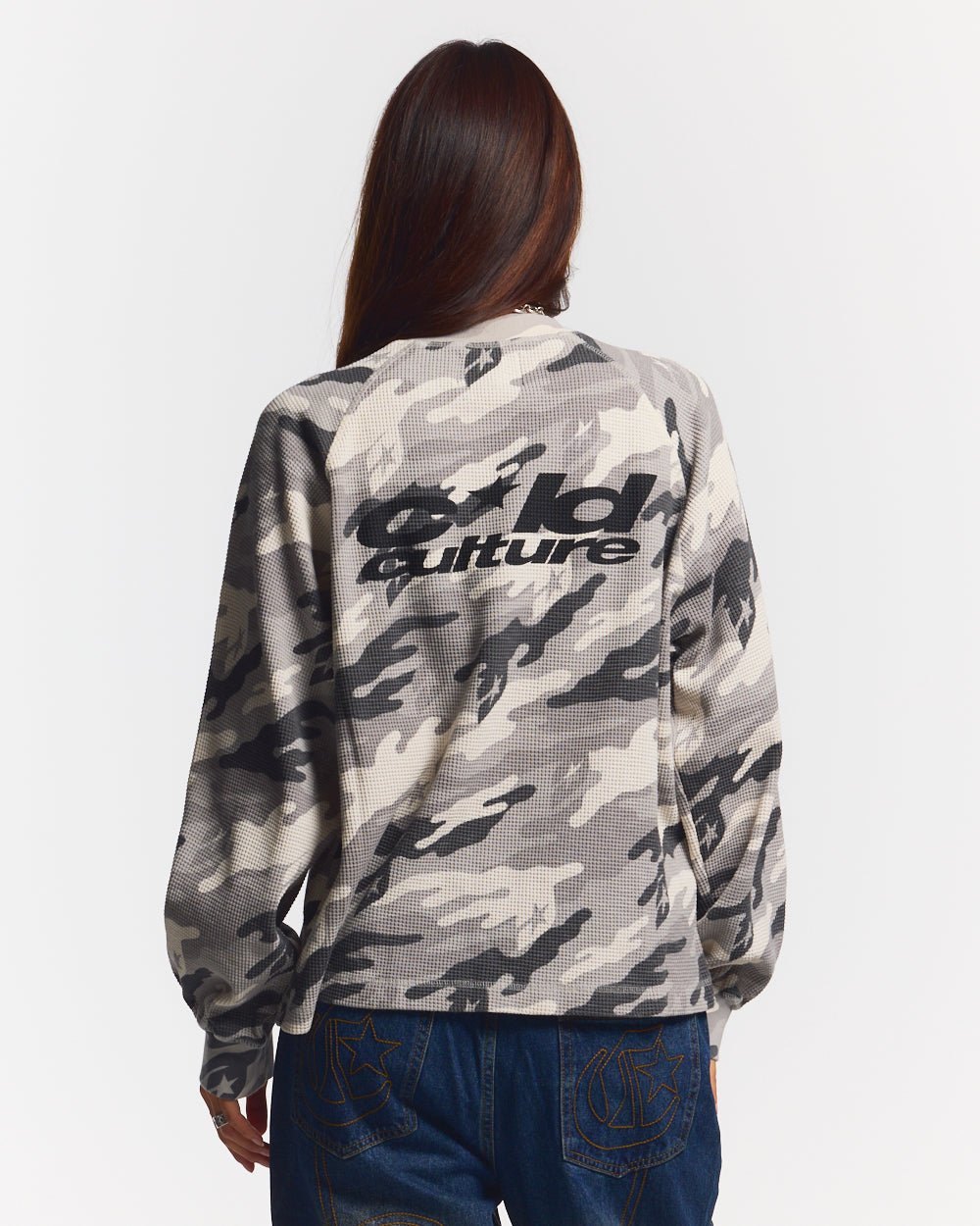 CAMO THERMAL LONGSLEEVE TEE GREY - grey camo longsleeve tee, back view on female model - Cold Culture #woman