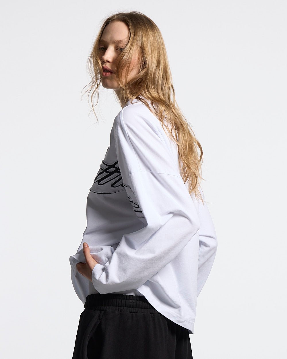 CROSSED SCRIPT LONGSLEEVE 2.0 WHITE - white script print longsleeve tee, side view - Cold Culture #woman