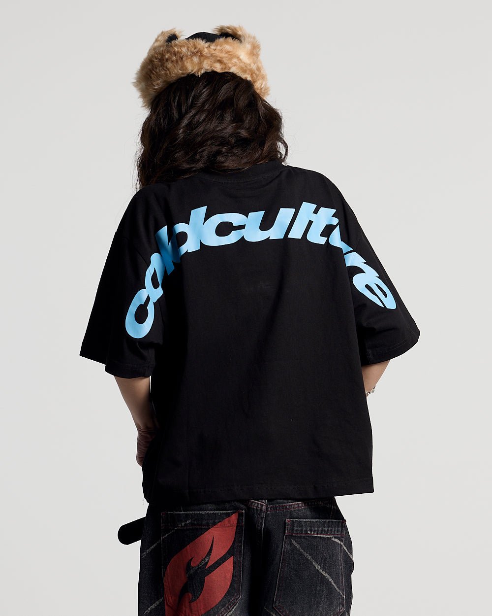 CURVED TEE BLACK & BLUE - black oversized tee, back view on female model - Cold Culture #woman