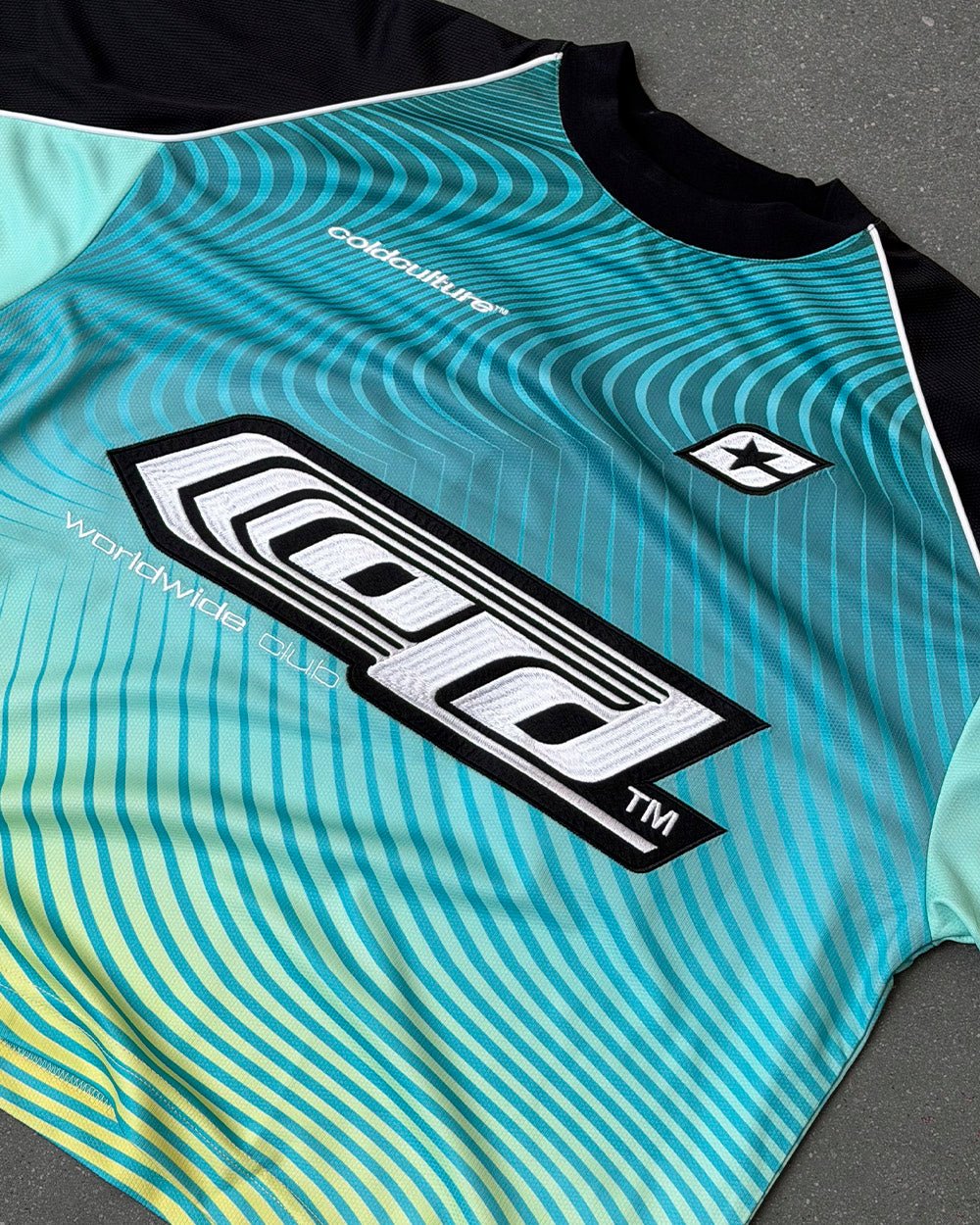 DIFFUSION LONGSLEEVE GREEN - green gradient longsleeve tee, detail close-up - Cold Culture