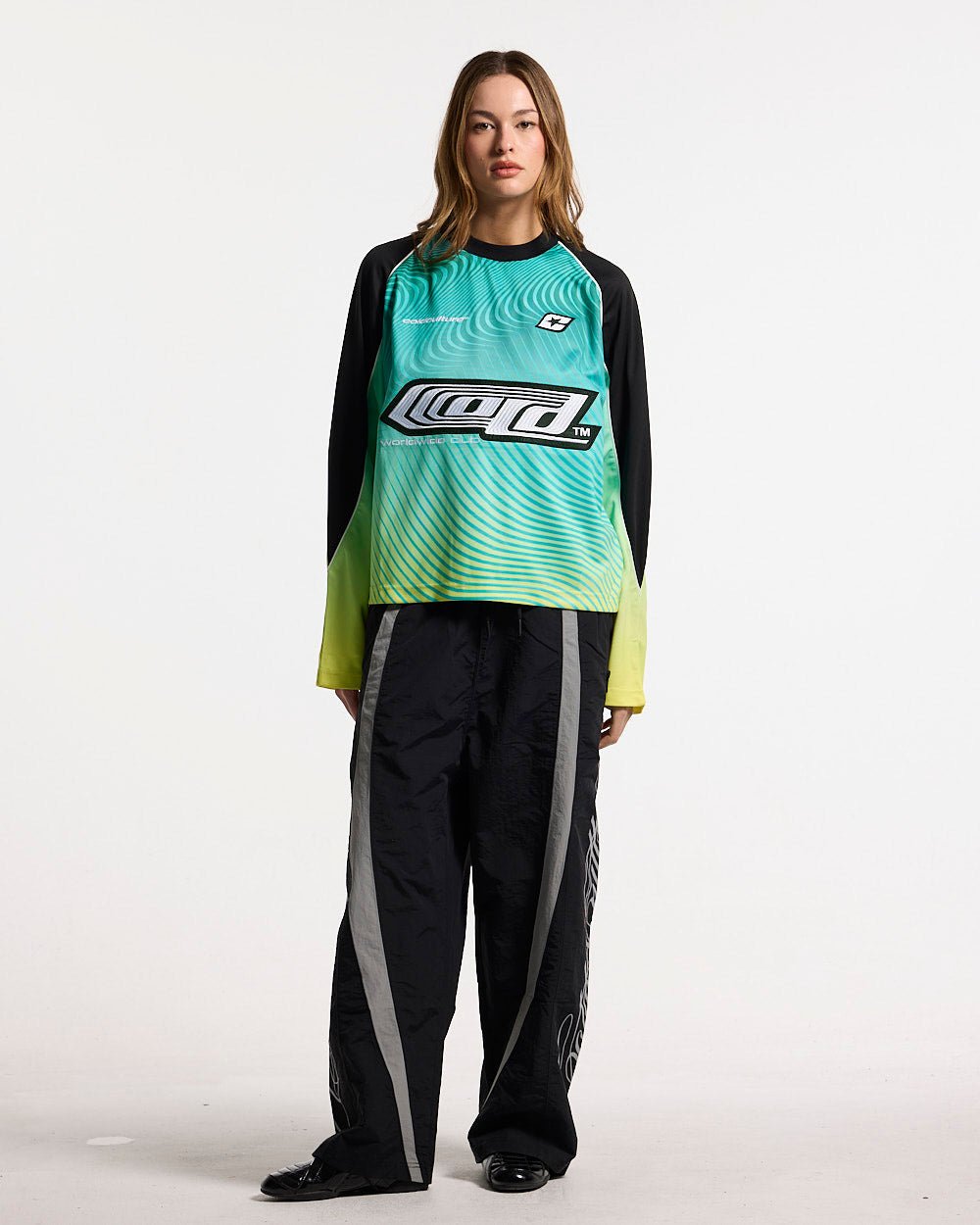 DIFFUSION LONGSLEEVE GREEN - green gradient longsleeve tee, front view on female model - Cold Culture #woman
