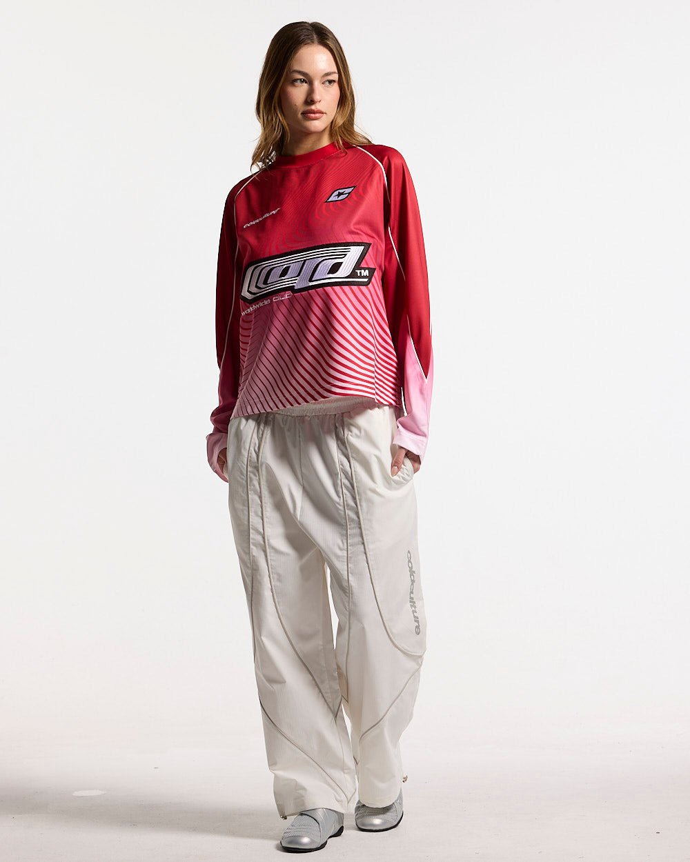 DIFFUSION LONGSLEEVE RED & WHITE - red and white gradient longsleeve tee, front view on female model - Cold Culture #woman