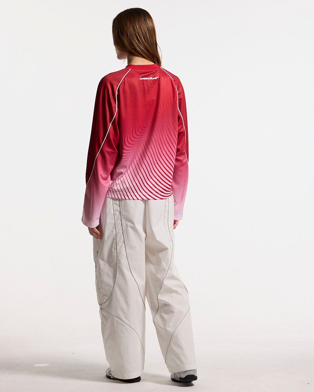 DIFFUSION LONGSLEEVE RED & WHITE - red and white gradient longsleeve tee, back view on female model - Cold Culture #woman