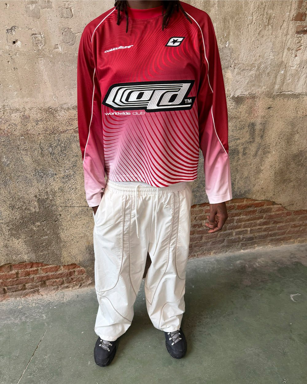 DIFFUSION LONGSLEEVE RED & WHITE - red and white gradient longsleeve tee, street style shot - Cold Culture