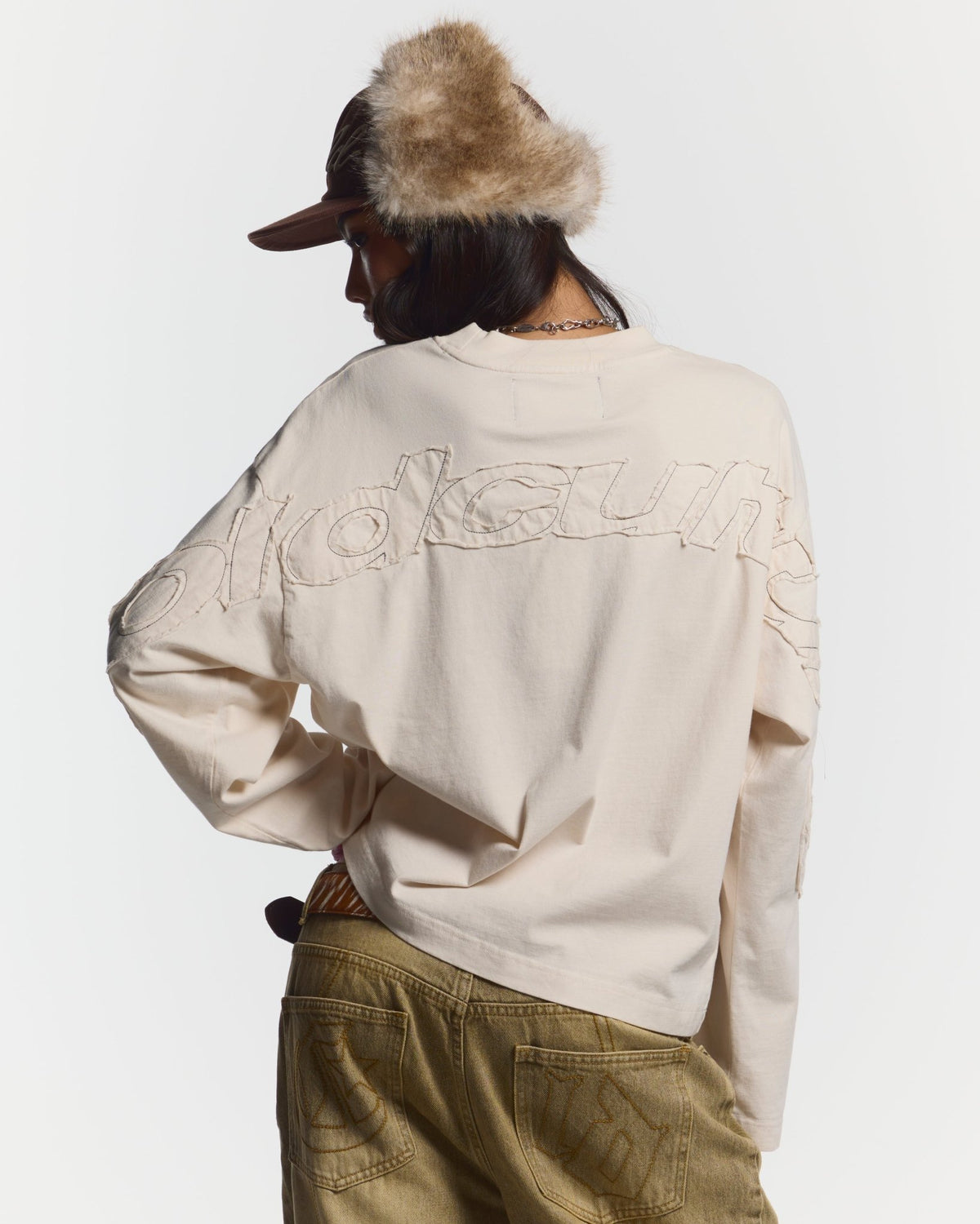 DISTRESS CURVED LONGSLEEVE LIGHT GREY - light grey distressed longsleeve tee, back view on female model - Cold Culture #woman