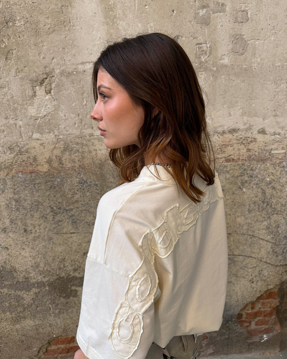 DISTRESS CURVED TEE CREAM - cream distressed tee, worn detail - Cold Culture
#woman