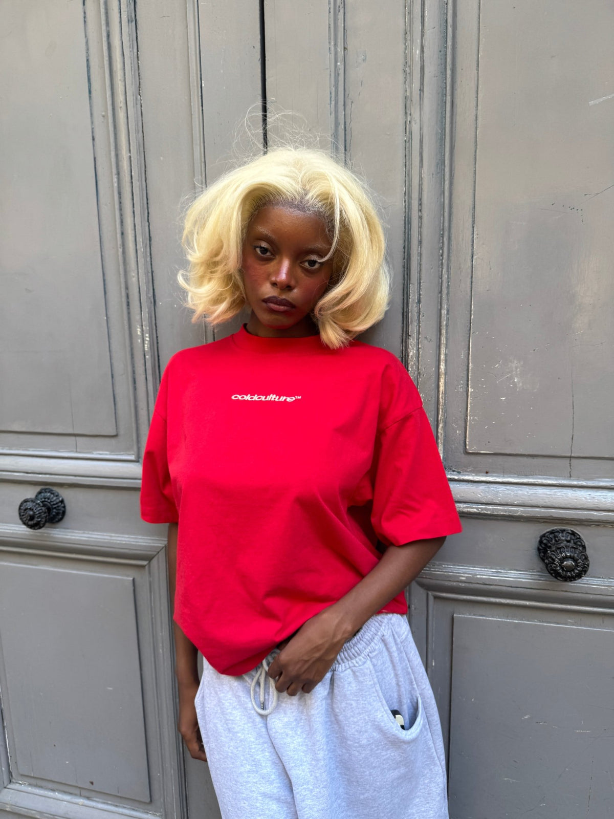DISTRESS CURVED TEE RED - red distressed tee, front view on female model - Cold Culture #woman