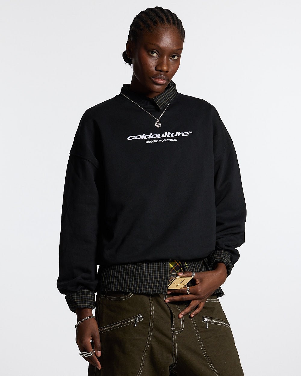 ESSENTIAL CREWNECK BLACK - black oversized crewneck sweatshirt, front view on female model - Cold Culture #woman