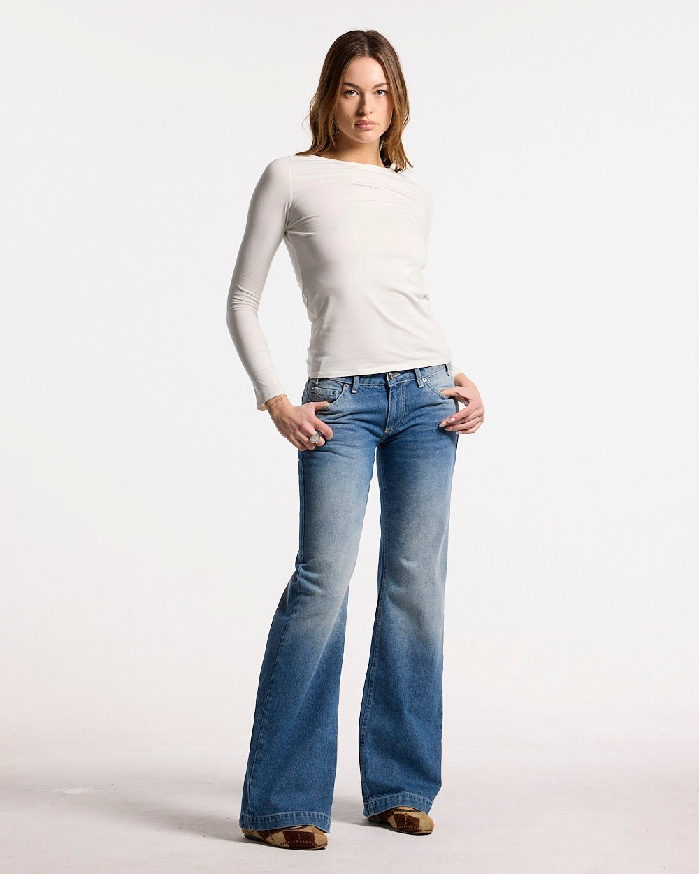 ESSENTIAL LONGSLEEVE TEE WHITE - white women's longsleeve tee, front view on female model - Cold Culture #woman