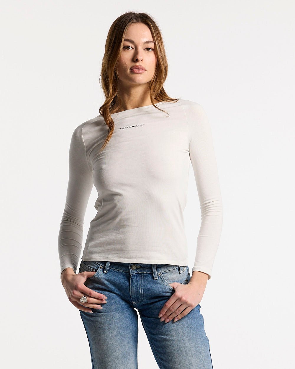 ESSENTIAL LONGSLEEVE TEE WHITE - white women's longsleeve tee, front view on female model - Cold Culture #woman