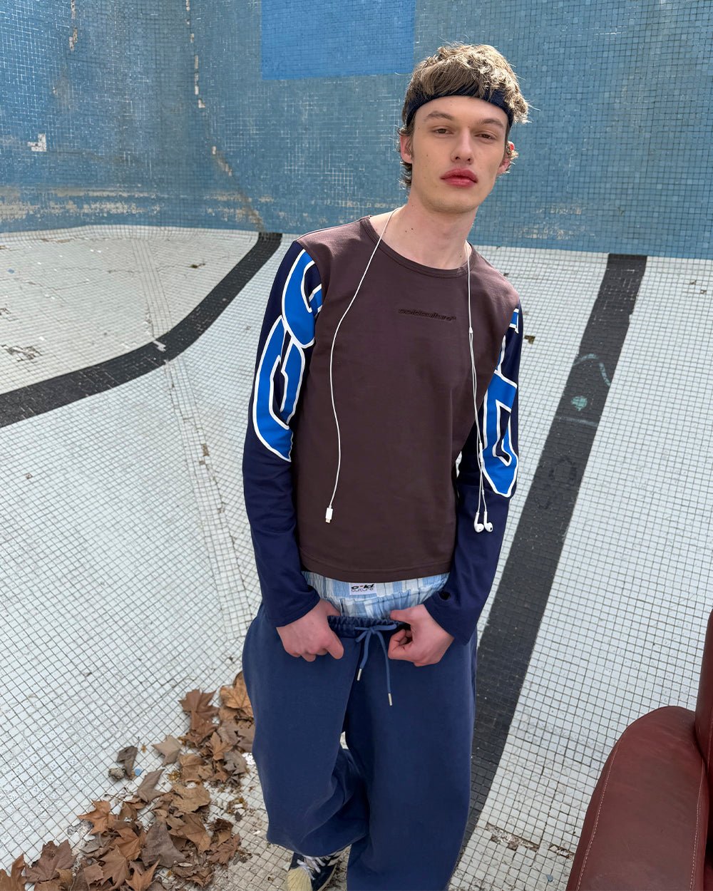 EXTENDED LONGSLEEVE GREY - brown colorblock longsleeve tee, street style shot - Cold Culture