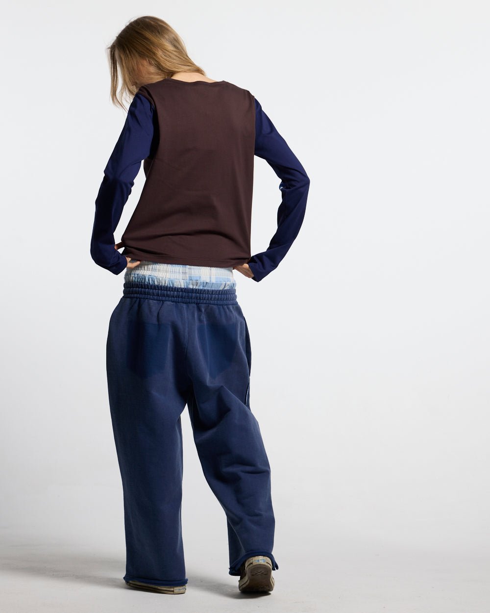 EXTENDED LONGSLEEVE GREY - brown colorblock longsleeve tee, back view on female model - Cold Culture #woman