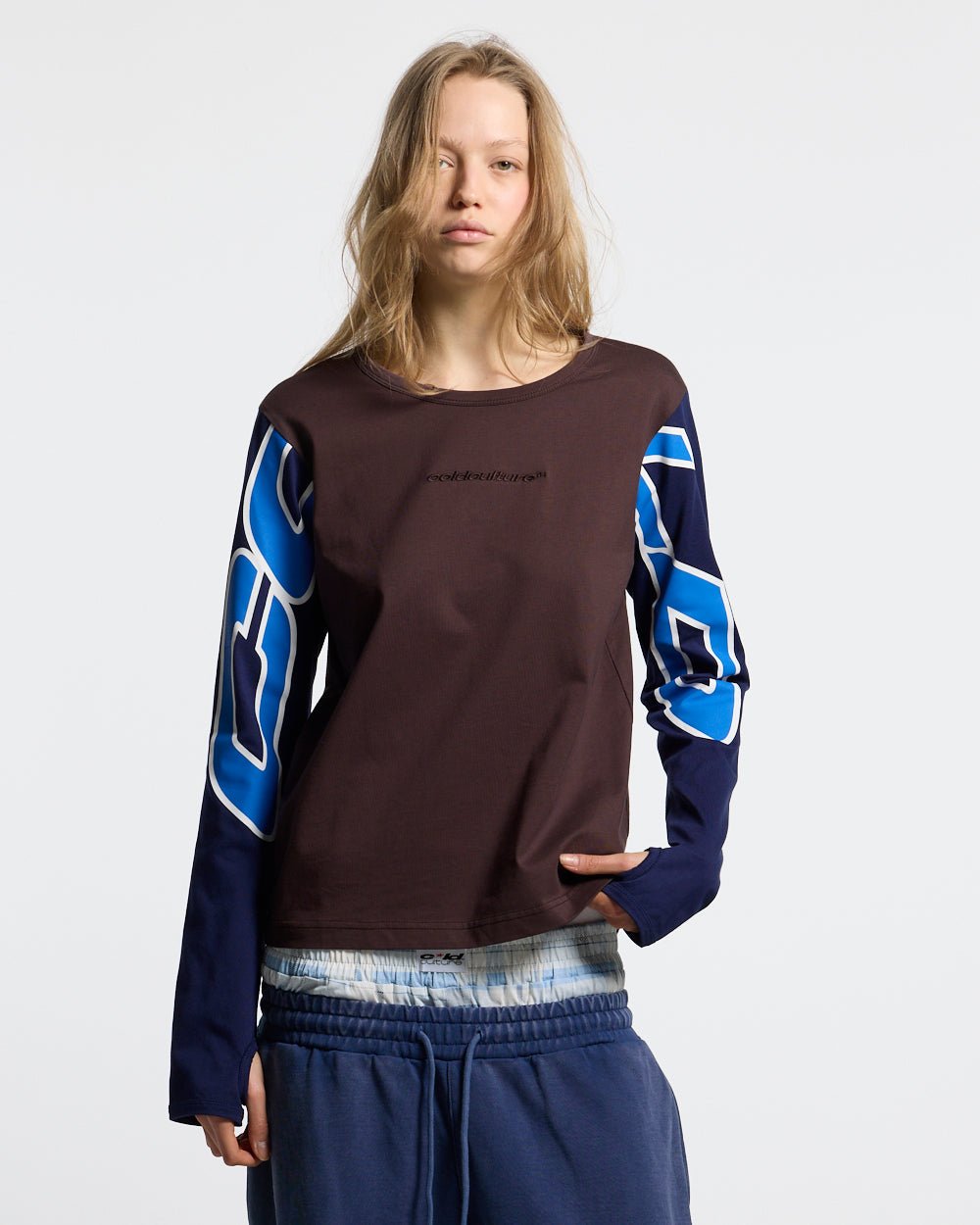 EXTENDED LONGSLEEVE GREY - brown colorblock longsleeve tee, front view on female model - Cold Culture #woman