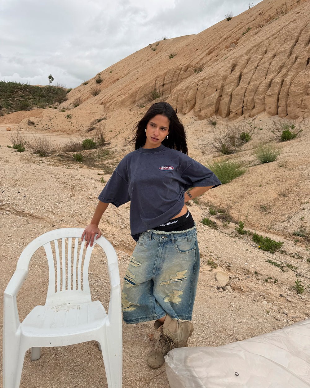 FULL ON WASHED TEE BLUE - washed navy blue tee, street style shot - Cold Culture #woman