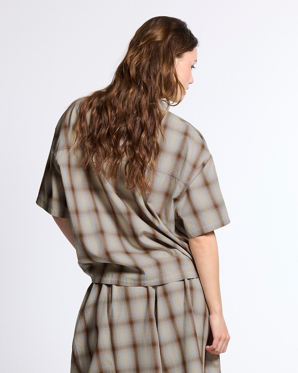 OFFICE SCRIPT SHIRT BEIGE - beige plaid short sleeve shirt, back view on female model - Cold Culture #woman