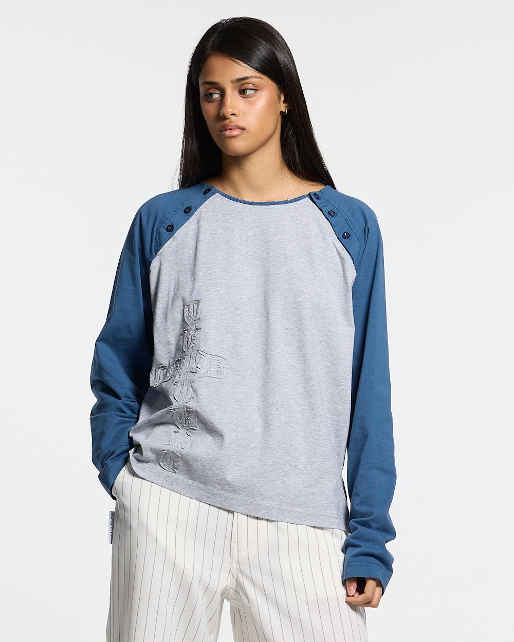 SALTY LONGSLEEVE HEATHER GREY - grey and blue raglan longsleeve tee, front view on female model - Cold Culture #woman