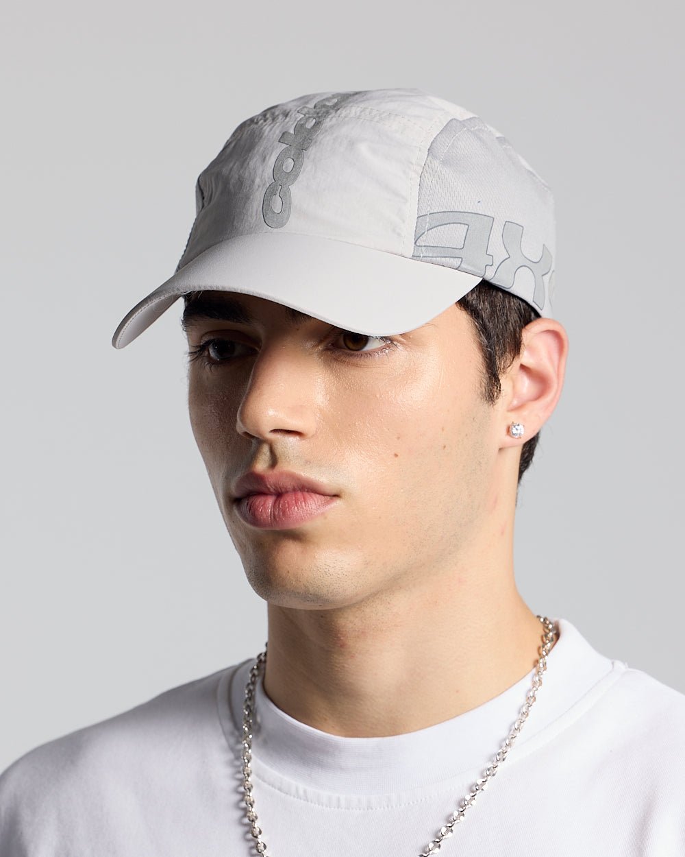 TEK CAP LIGHT GREY - light grey nylon cap, on model close-up - Cold Culture #man