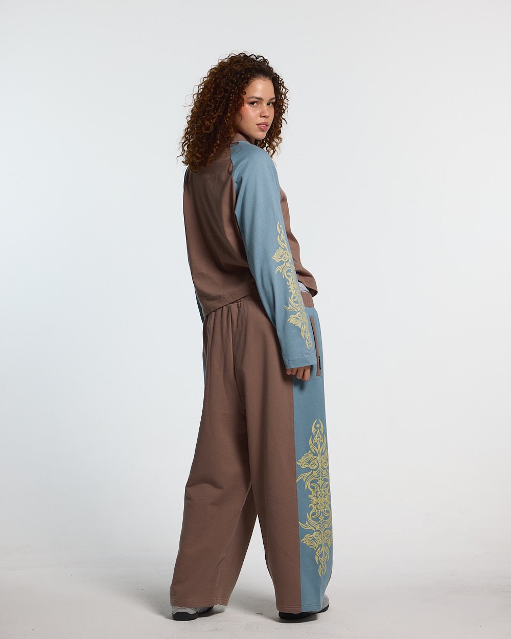 TRIBAL LONGSLEEVE BROWN & BLUE - brown and blue tribal longsleeve tee, back view on female model - Cold Culture #woman