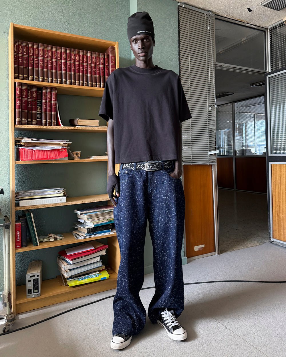 TWISTED JEANS V3 BLACK - dark navy baggy jeans, street style shot - Cold Culture