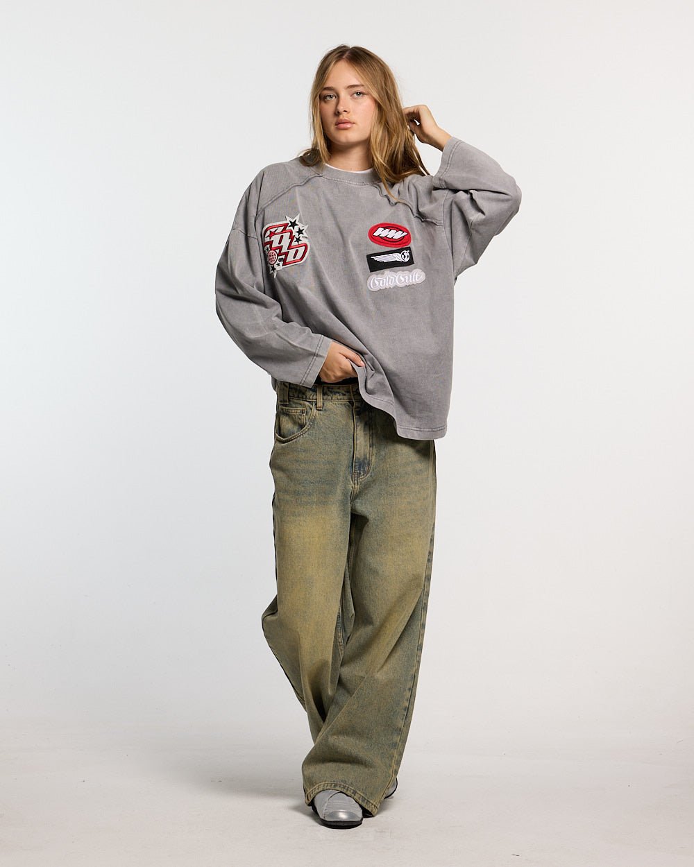 WALKER LONGSLEEVE LIGHT GREY - washed grey longsleeve tee, front view on female model - Cold Culture #woman