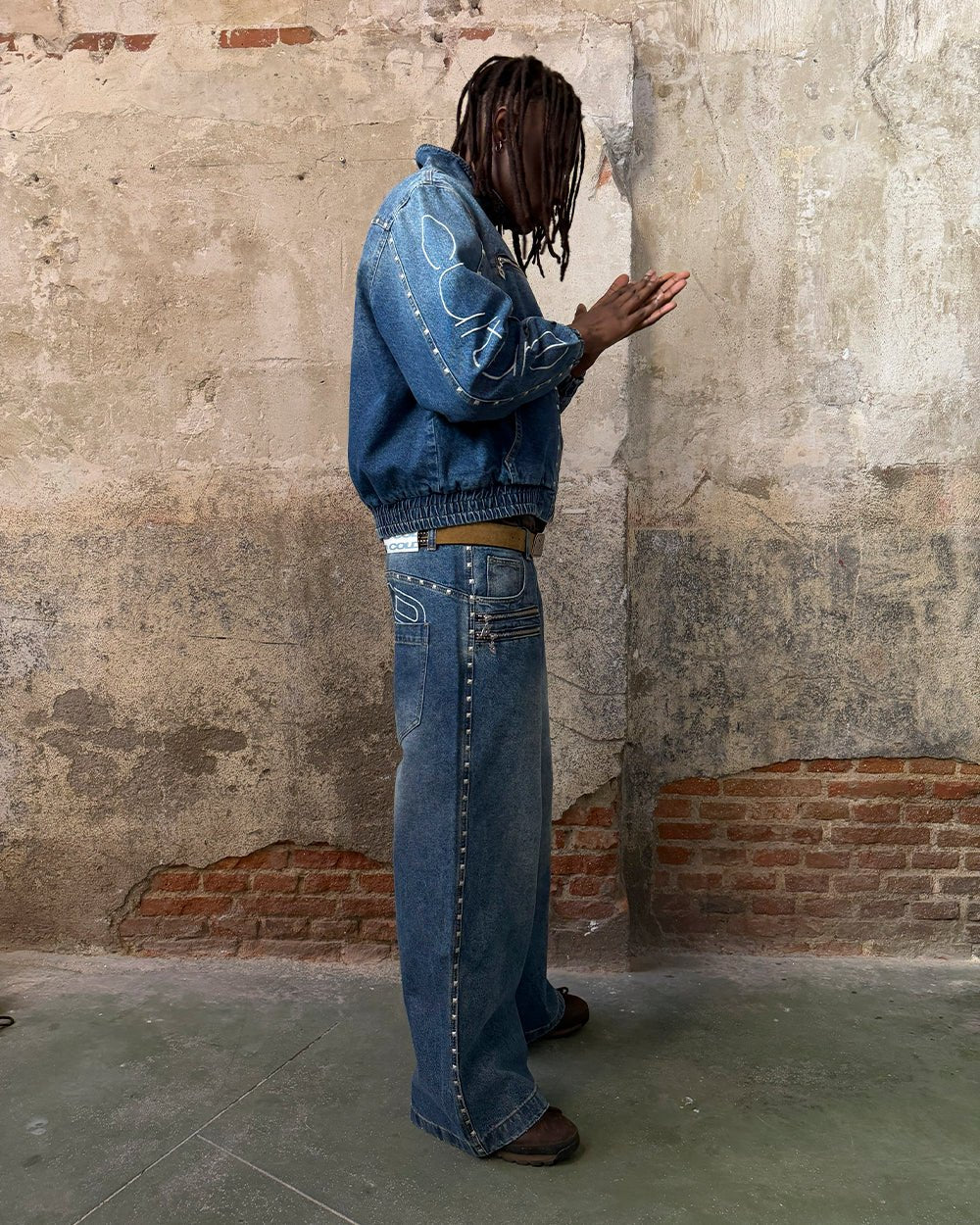 2010 DENIM PANTS BLUE DENIM - blue washed baggy jeans, street style shot - Cold Culture