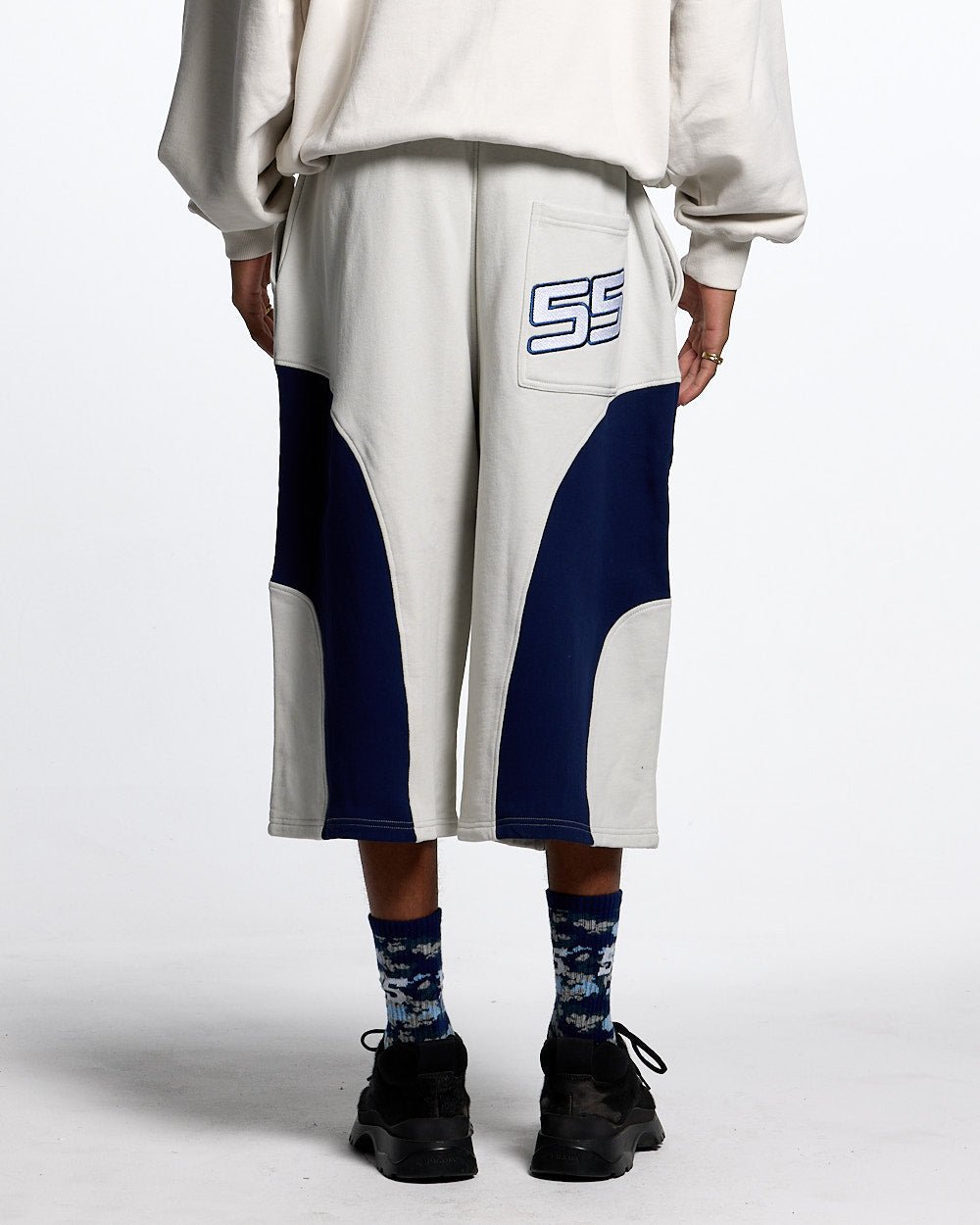 55 SWEAT SHORTS LIGHT GREY - light grey colorblock sweat shorts, back view on male model - Cold Culture