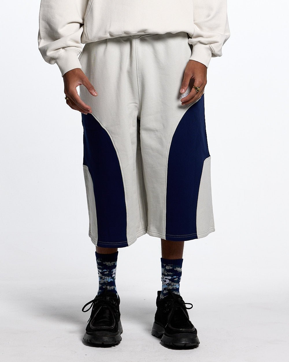 55 SWEAT SHORTS LIGHT GREY - light grey colorblock sweat shorts, front view on male model - Cold Culture