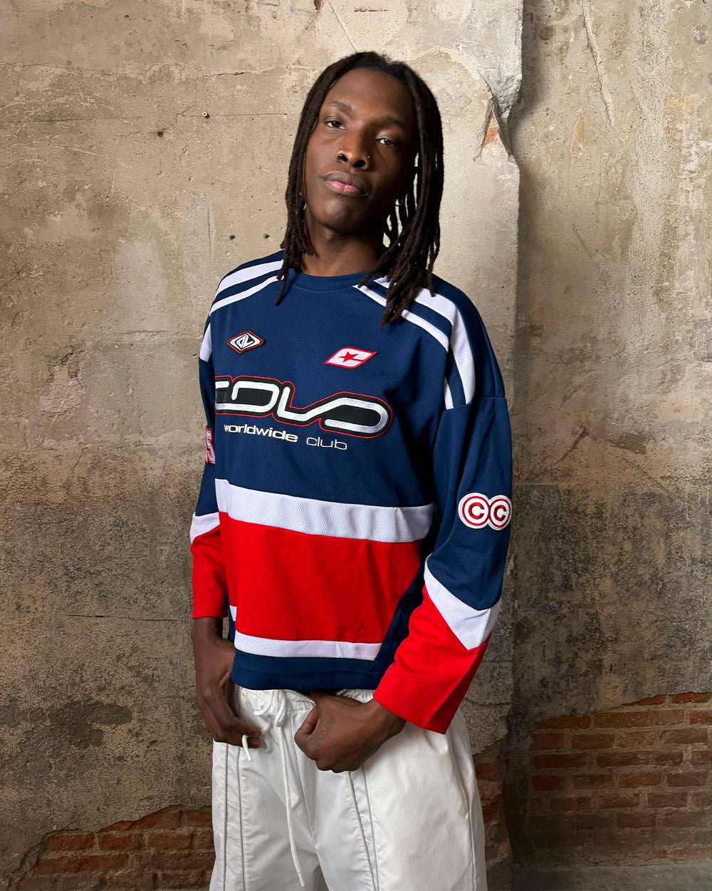 55 VIRAL LONGSLEEVE BLUE - navy and red longsleeve jersey, street style shot - Cold Culture