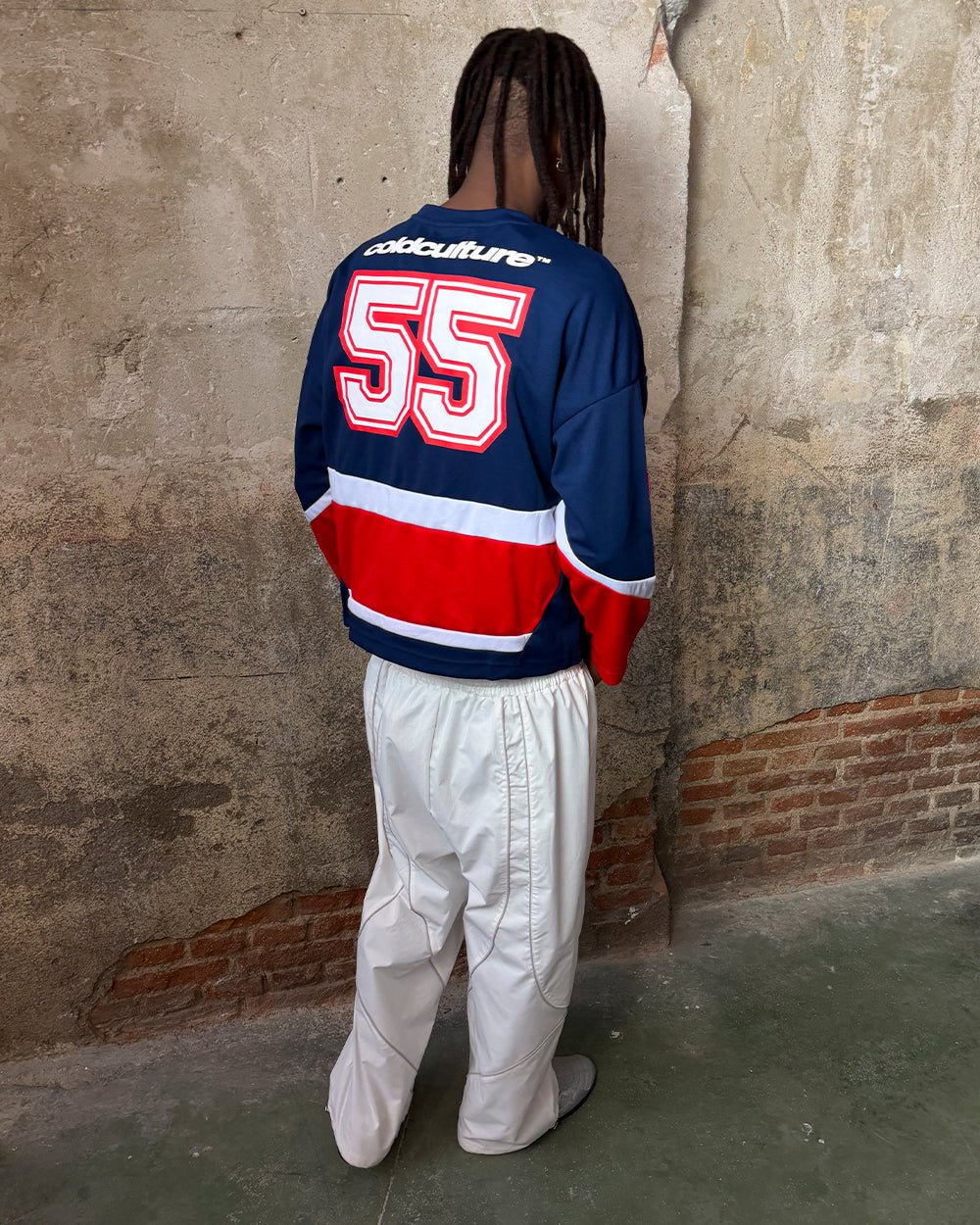 55 VIRAL LONGSLEEVE BLUE - navy and red longsleeve jersey, street style shot - Cold Culture