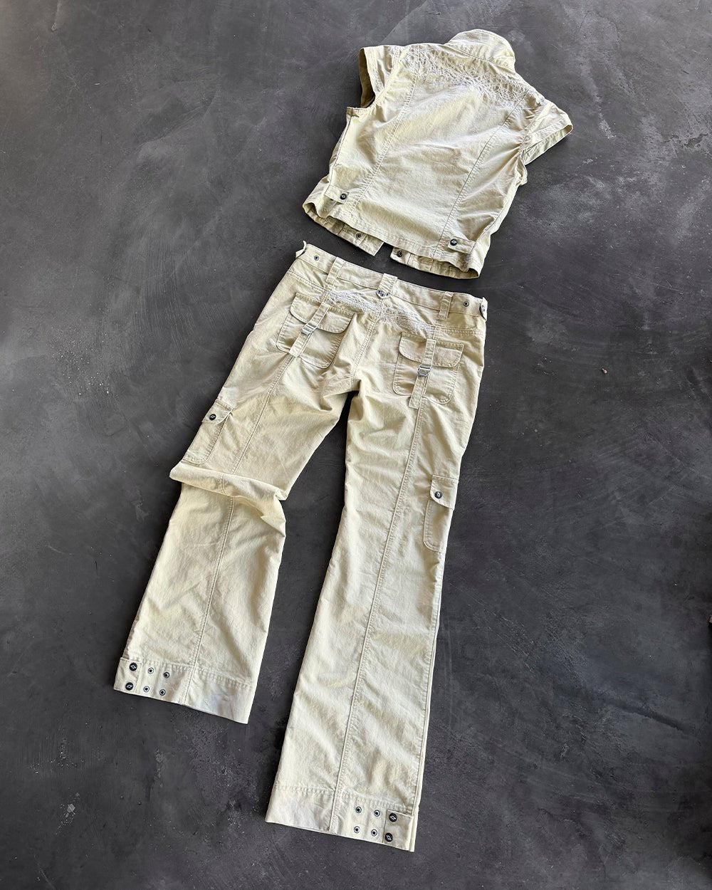 ARMY SCRIPT PANTS MILITARY GREEN - military green cargo pants, flat lay with matching pieces - Cold Culture