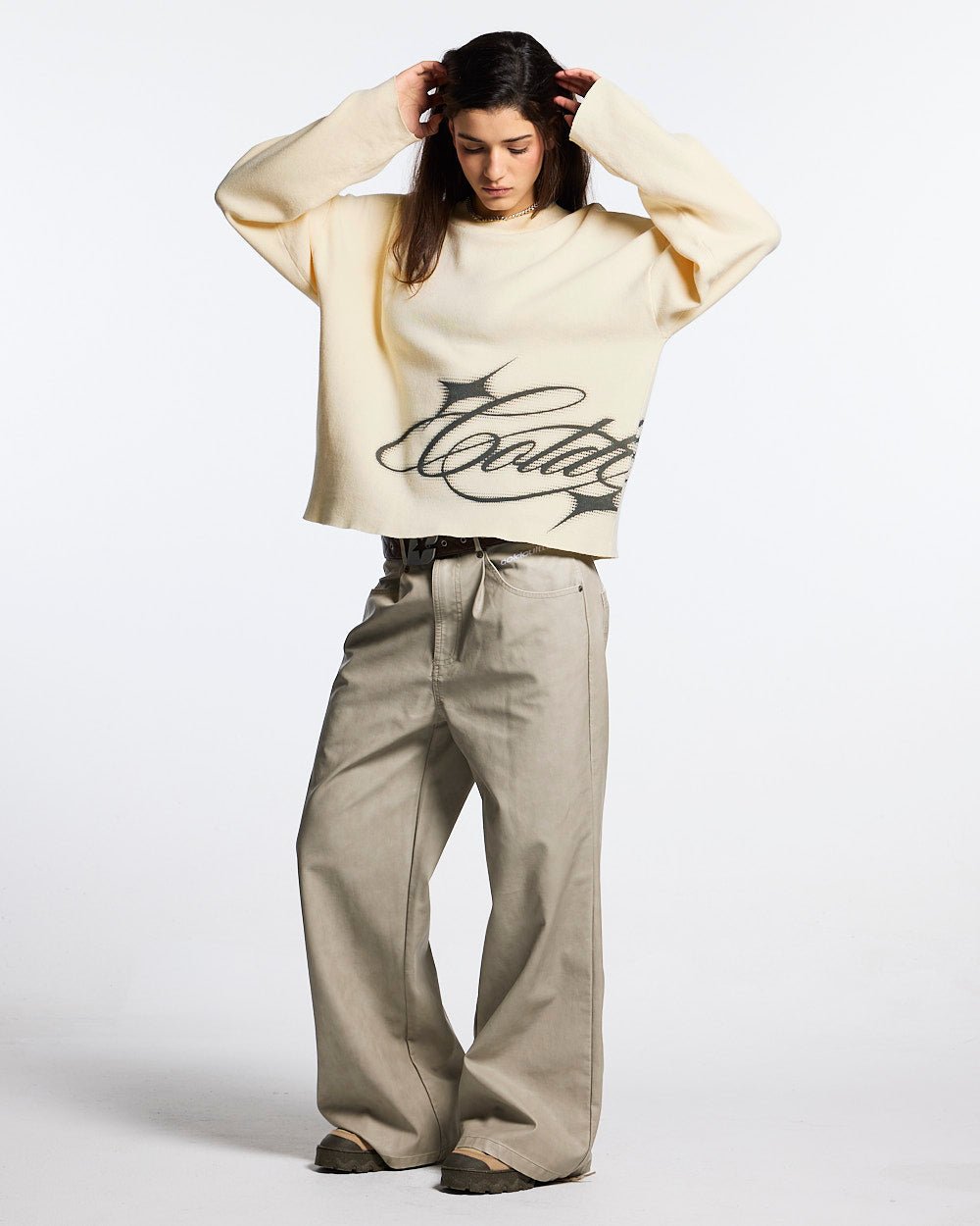 BACKTALK V3  PANTS CREAM - cream baggy pants, front view on female model - Cold Culture #woman