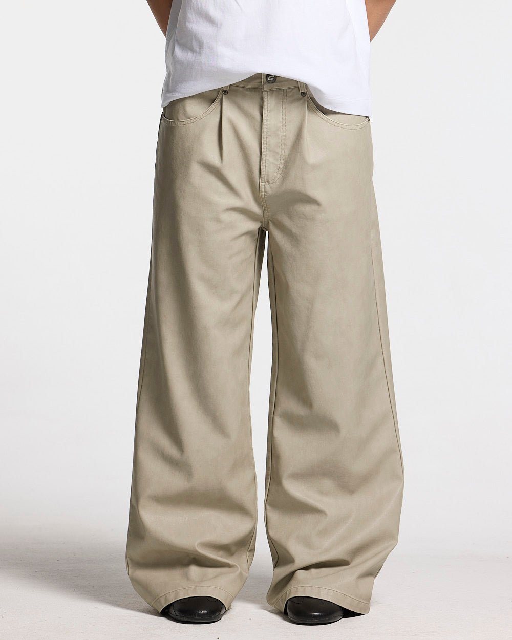 BACKTALK V3  PANTS CREAM - cream baggy pants, front view on female model - Cold Culture #woman