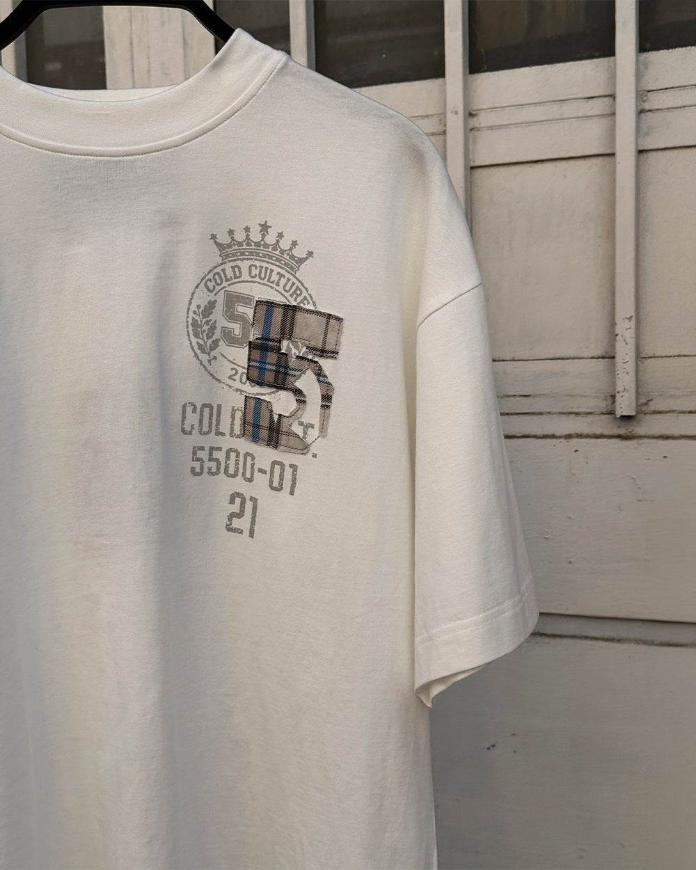 BOARDING TEE WHITE - white oversized graphic tee, detail close-up - Cold Culture