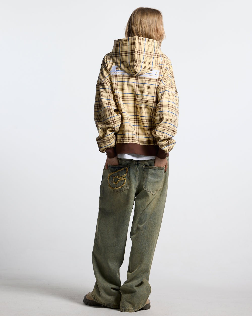 C V2 PANTS DIRTY LIGHT DENIM - light wash baggy denim pants, back view on female model - Cold Culture #woman