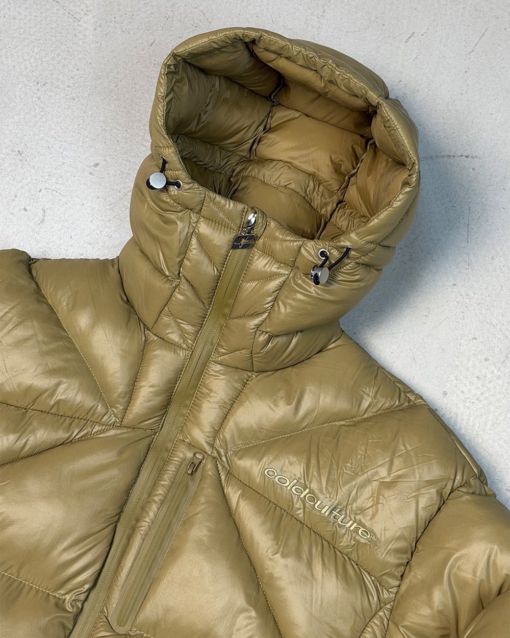 CLOUD ARMOUR PUFFER OLIVE GREEN - olive green hooded puffer jacket, detail close-up - Cold Culture