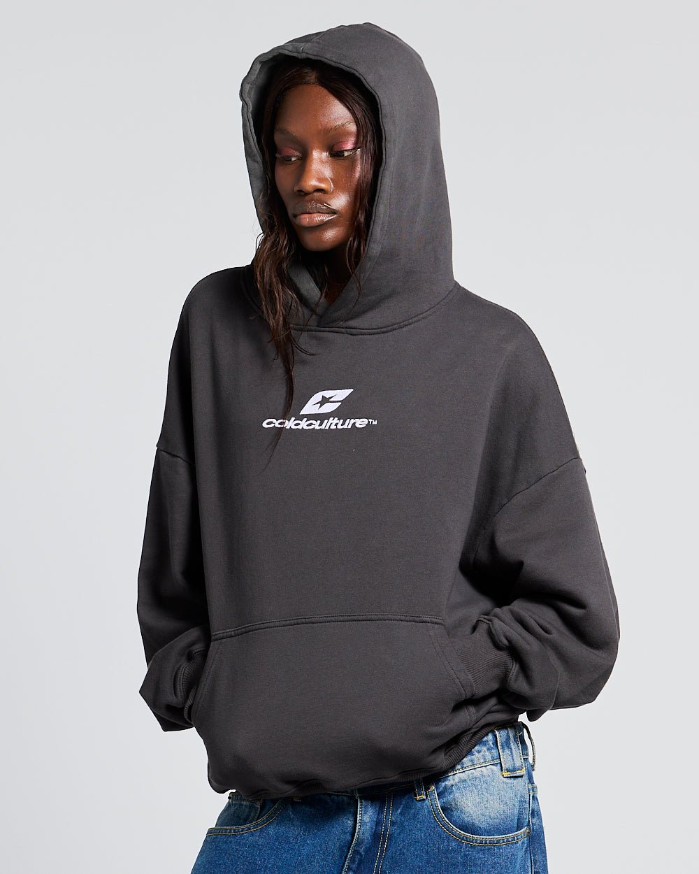 CURVED HOODIE HEAVY GREY - dark grey oversized hoodie, front view on female model - Cold Culture #woman