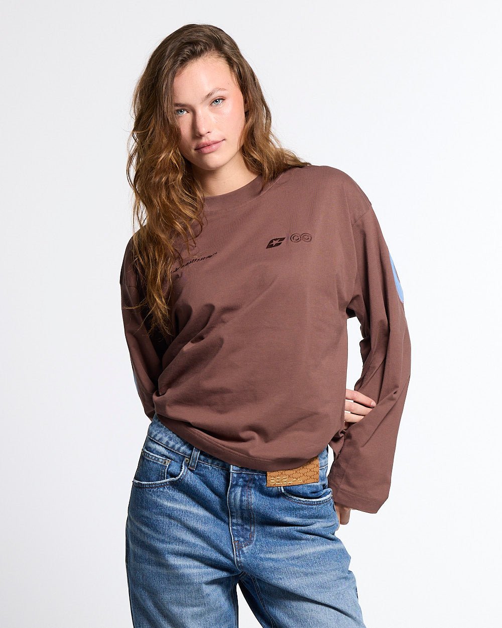CURVED KNOTS LONGSLEEVE BROWN - brown logo print longsleeve tee, front view on female model - Cold Culture #woman
