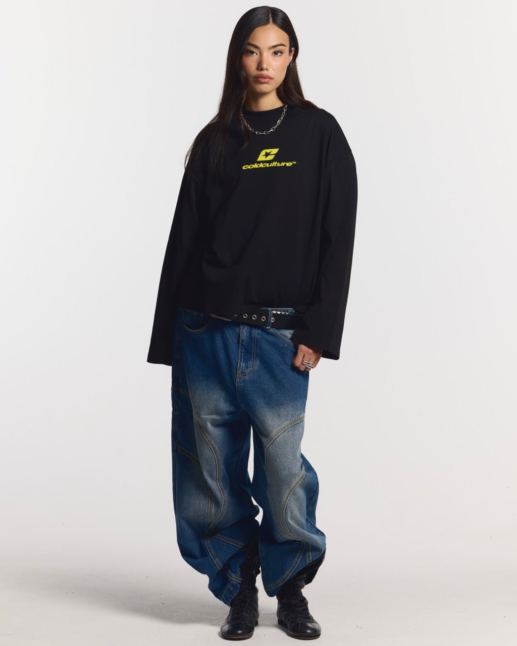 CURVED LONGSLEEVE BLACK - black oversized longsleeve tee, front view on female model - Cold Culture #woman