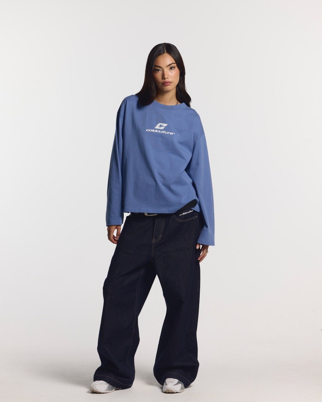 CURVED LONGSLEEVE BLUE - blue oversized longsleeve tee, front view on female model - Cold Culture #woman
