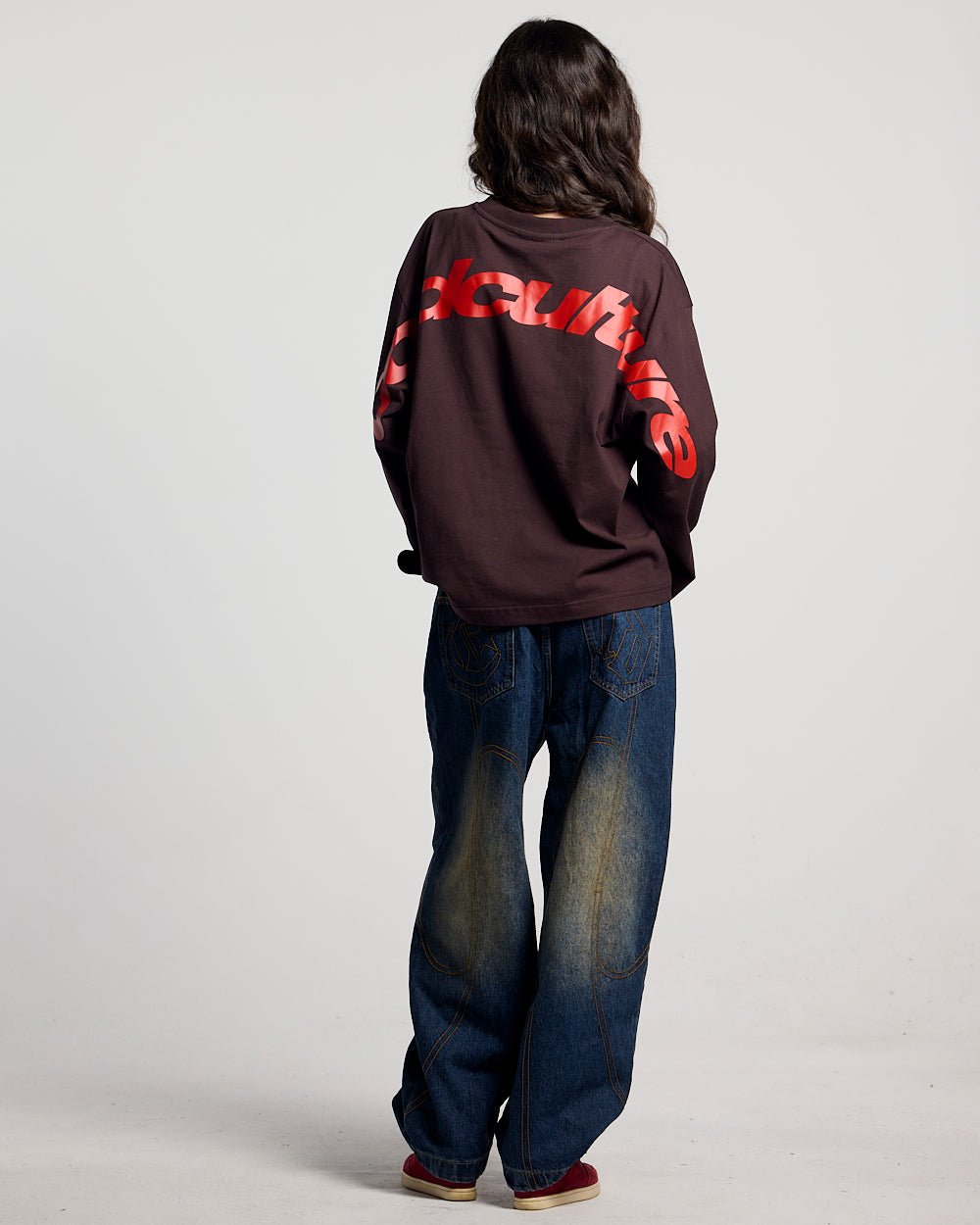 CURVED LONGSLEEVE BROWN - brown oversized longsleeve tee, back view on female model - Cold Culture #woman
