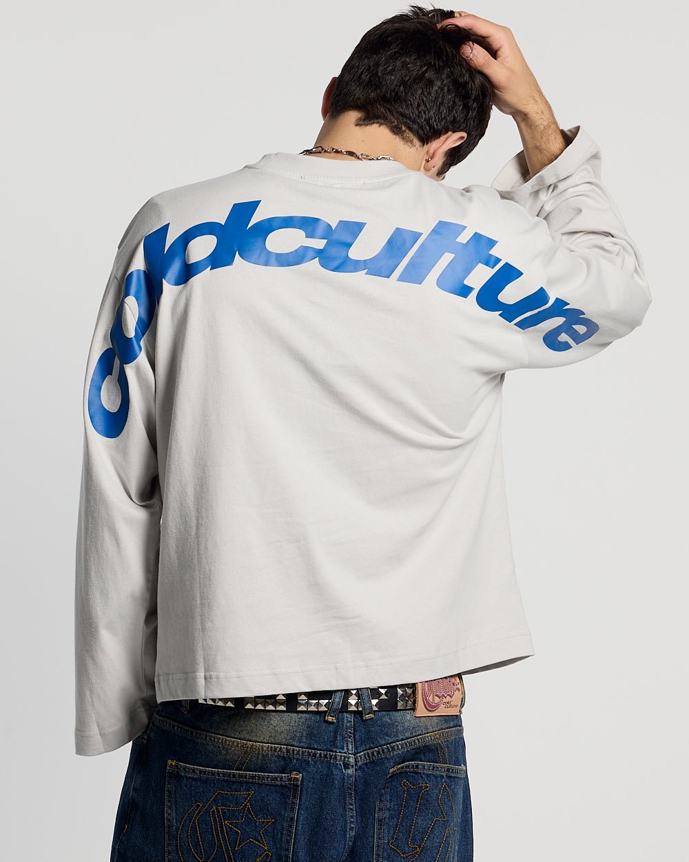 CURVED LONGSLEEVE GREY - light grey oversized longsleeve tee, back view on male model - Cold Culture #man