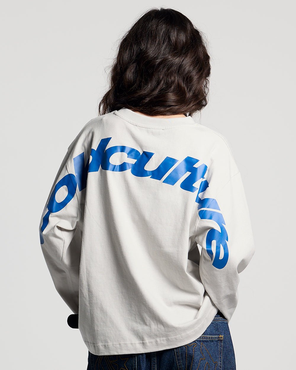 CURVED LONGSLEEVE GREY - light grey oversized longsleeve tee, back view on female model - Cold Culture #woman