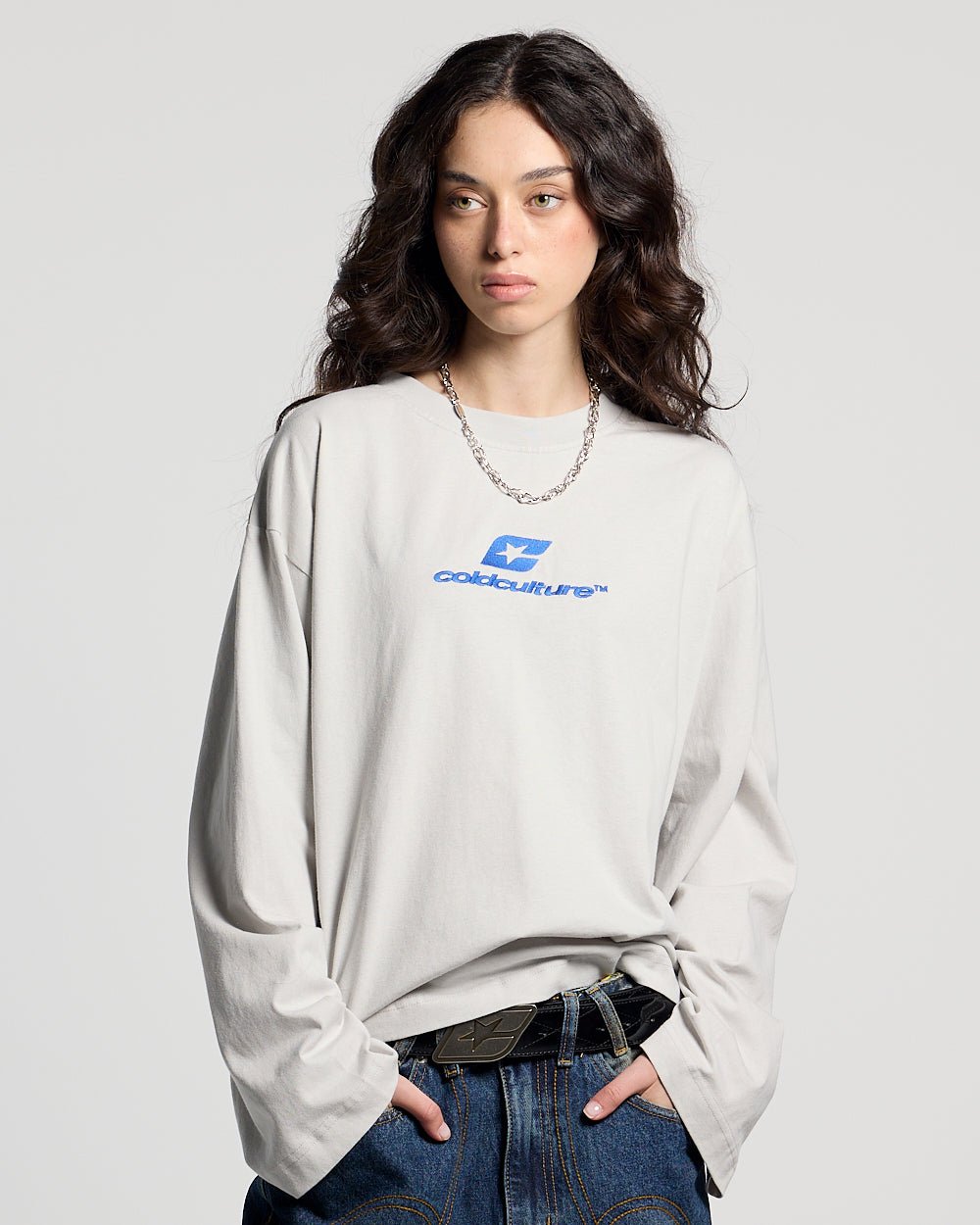CURVED LONGSLEEVE GREY - light grey oversized longsleeve tee, front view on female model - Cold Culture #woman