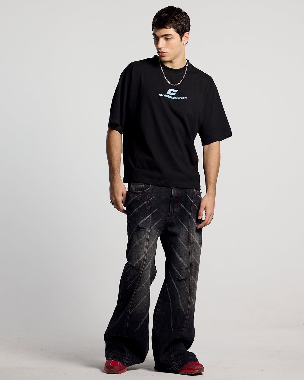 CURVED TEE BLACK & BLUE - black oversized tee, front view on male model - Cold Culture #man
