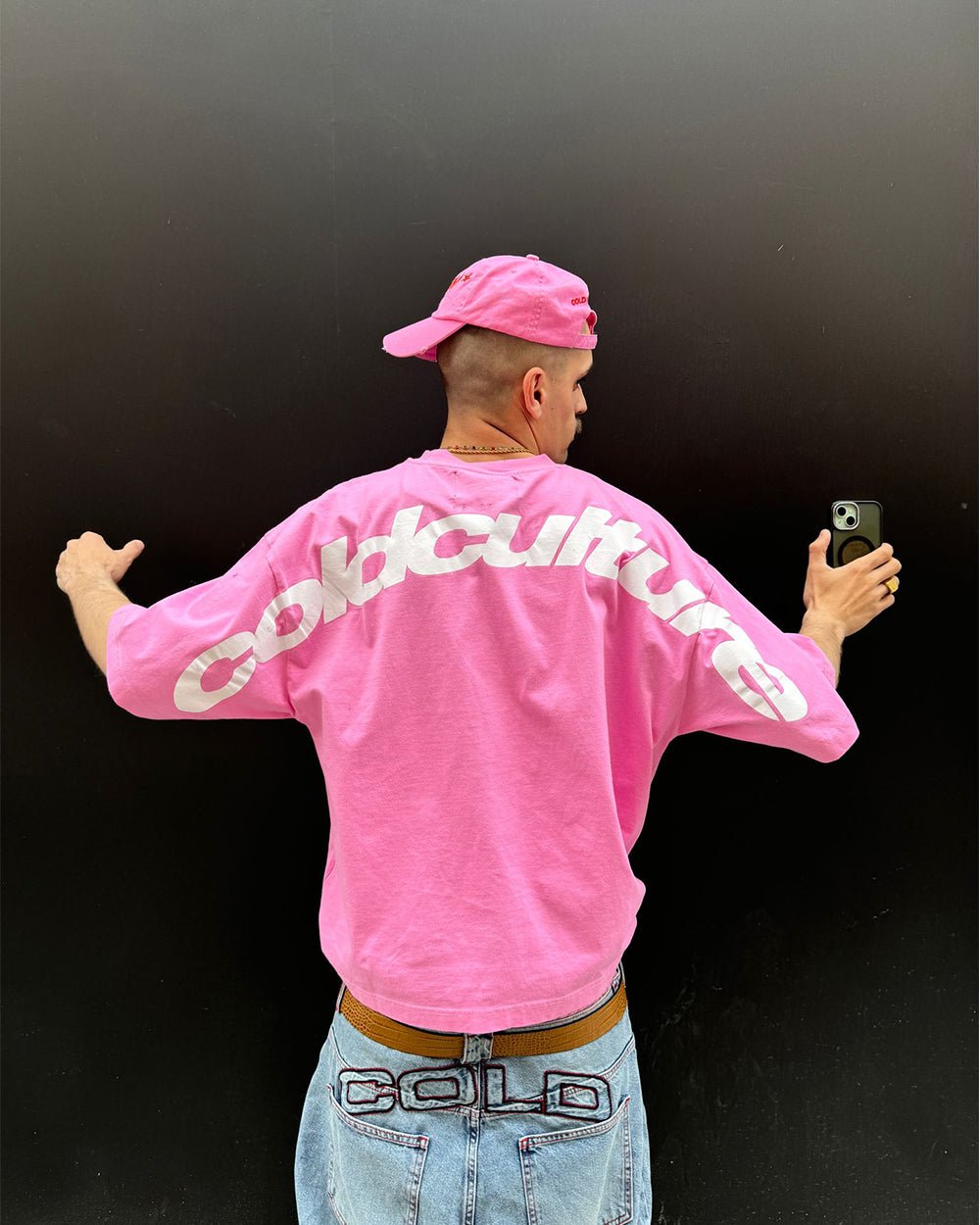 CURVED TEE FUCHSIA PINK - pink oversized tee, street style shot - Cold Culture