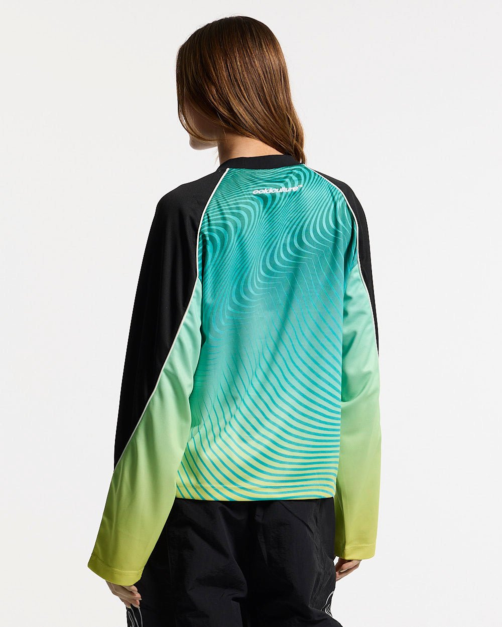 DIFFUSION LONGSLEEVE GREEN - green gradient longsleeve tee, back view on female model - Cold Culture #woman