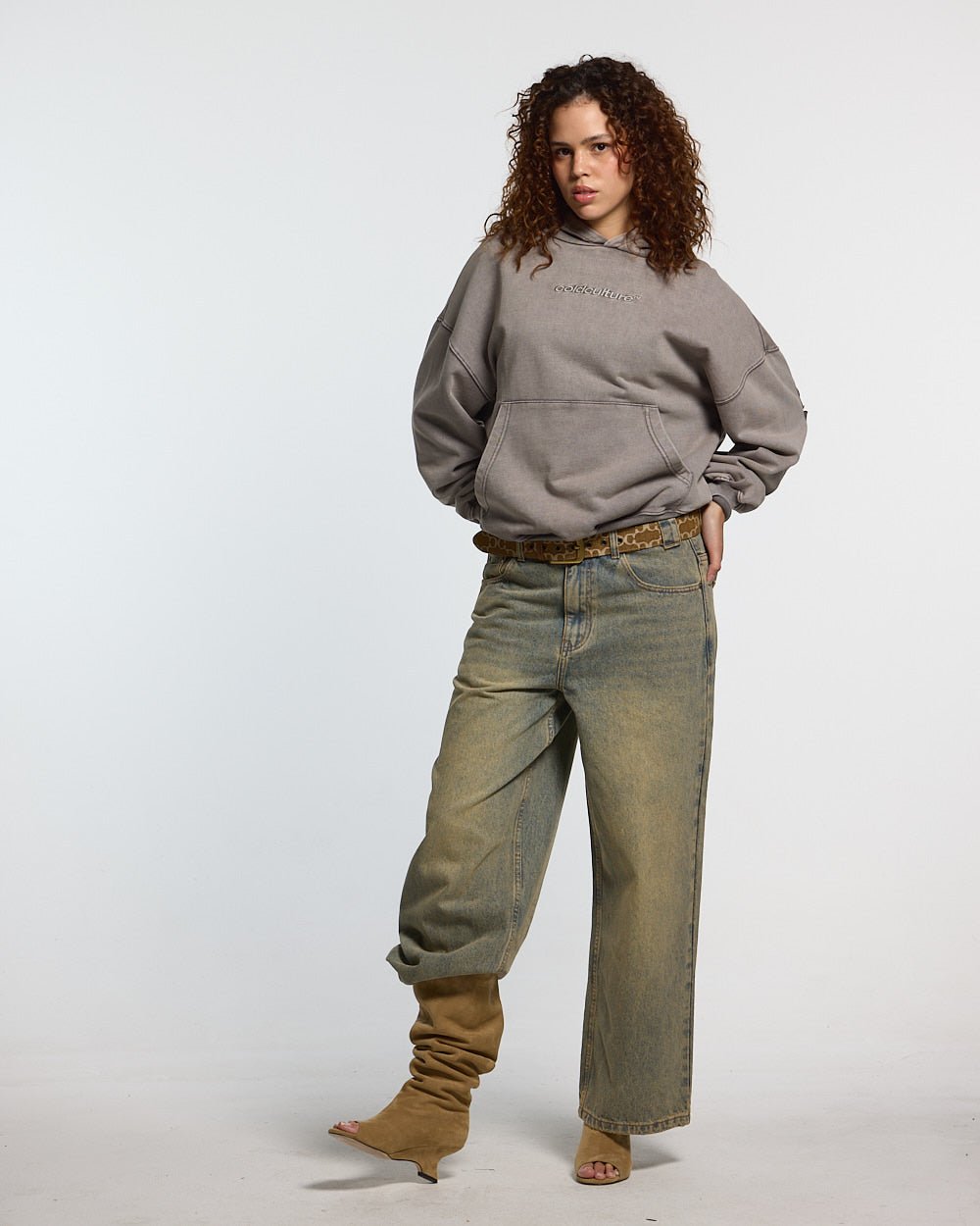 DISTRESS CURVED HOODIE WASHED GREY - washed grey distressed hoodie, front view on female model - Cold Culture #woman