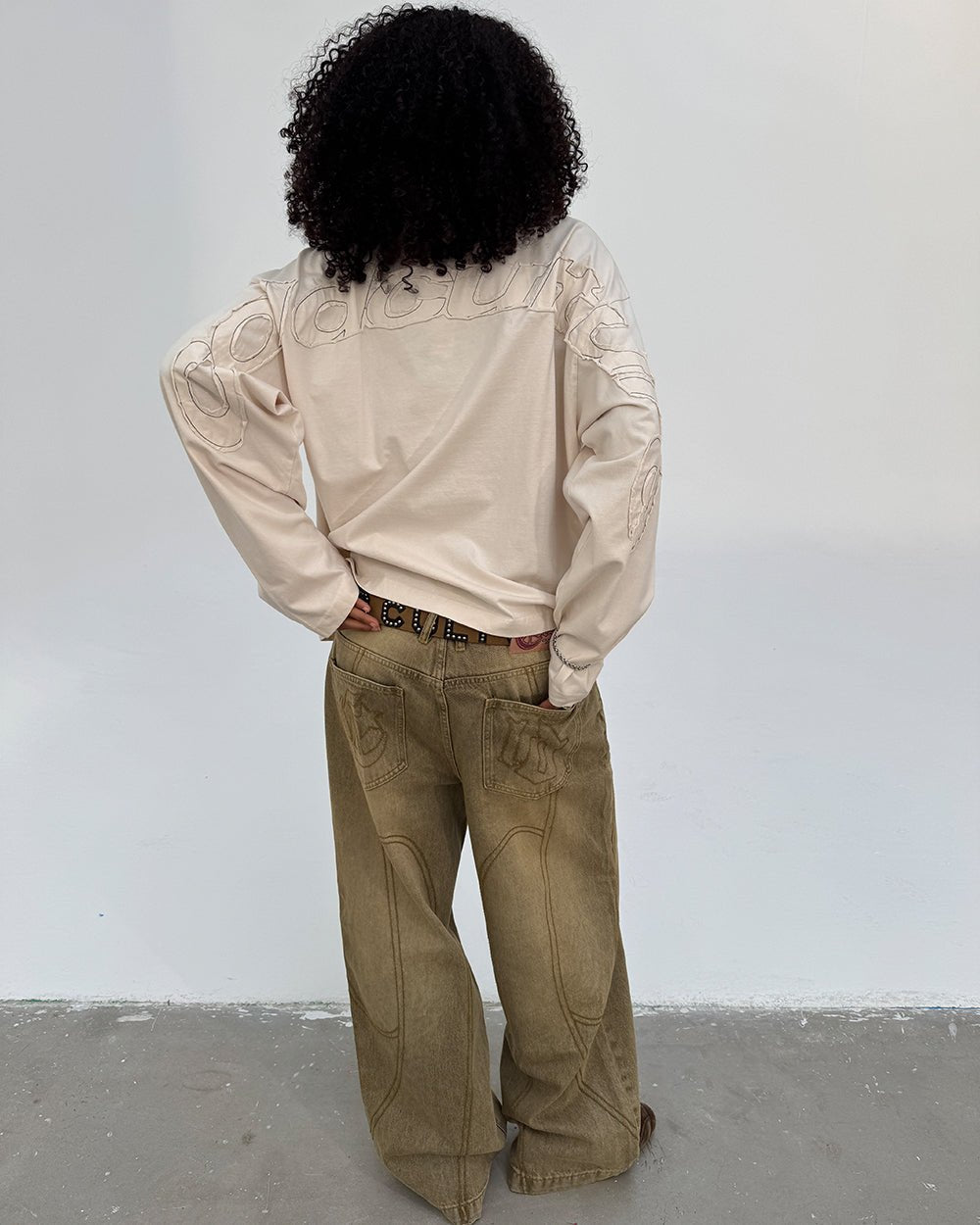 DISTRESS CURVED LONGSLEEVE LIGHT GREY - light grey distressed longsleeve tee, back view on female model - Cold Culture #woman